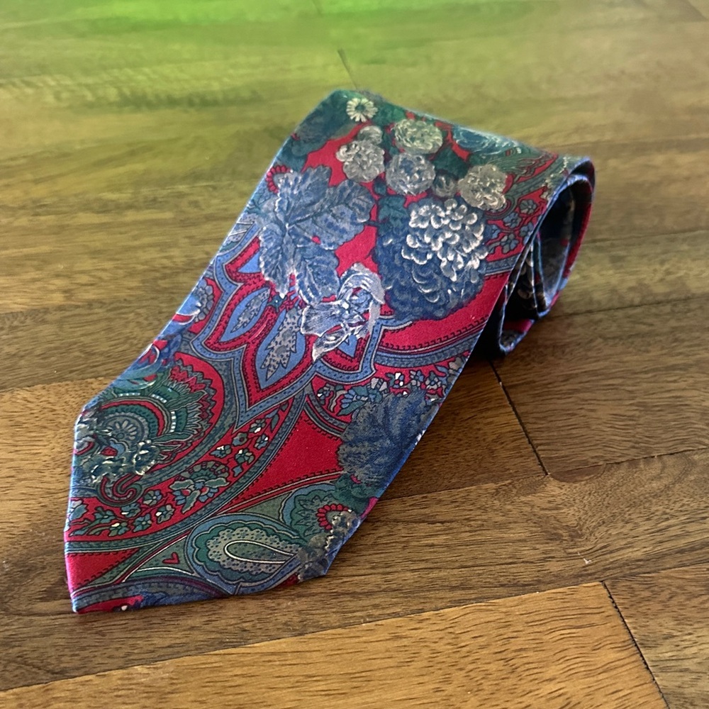 Elegant Paisley Silk Tie - Red and Blue
